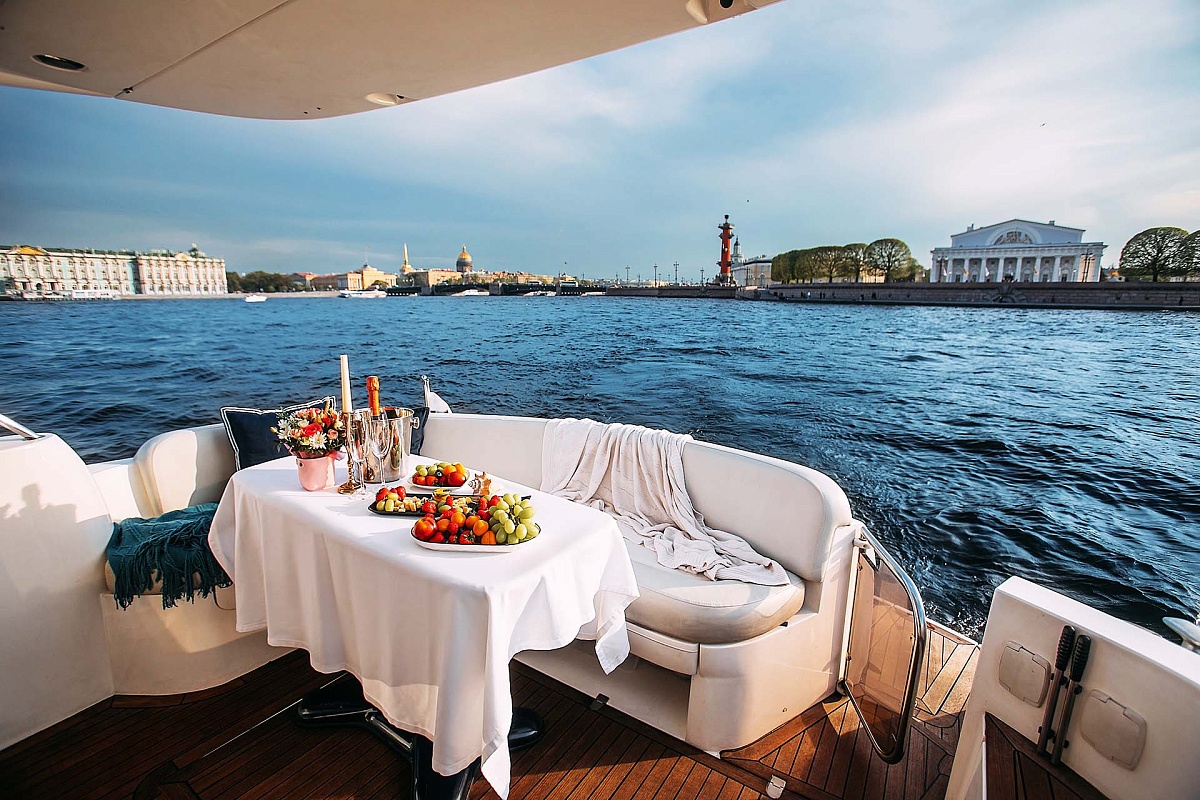 Аренда моторной яхты Sealine 39 АМО в Санкт-Петербурге